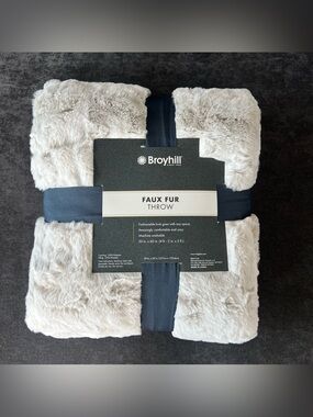 NWT Broyhill Faux Fur Throw